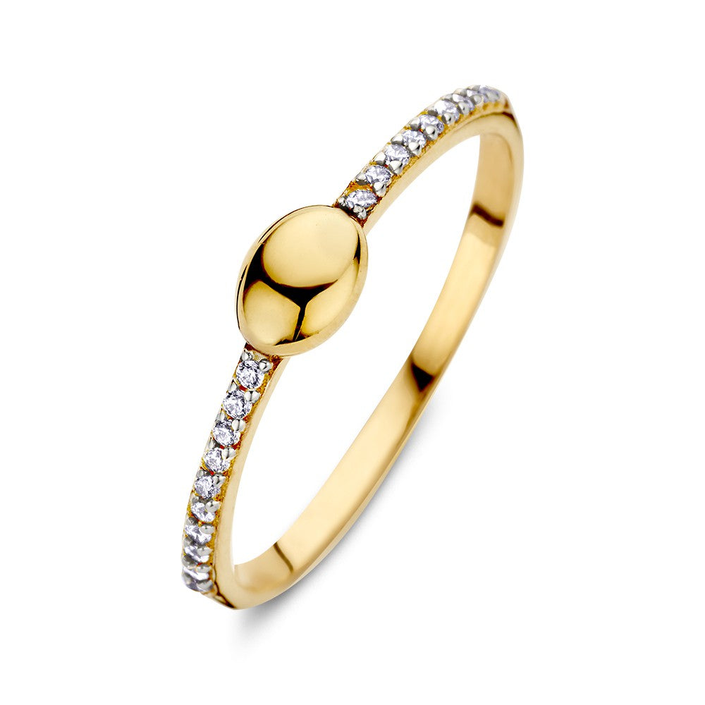 Bague en or jaune avec élément ovale et zircons, finition lisse et délicate.