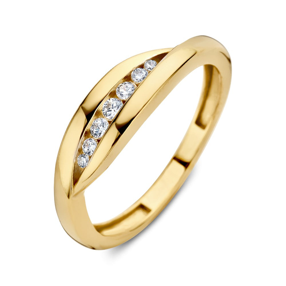 Bague en or jaune avec des zirkonia, au design élégant et moderne, présentant des lignes fluides.