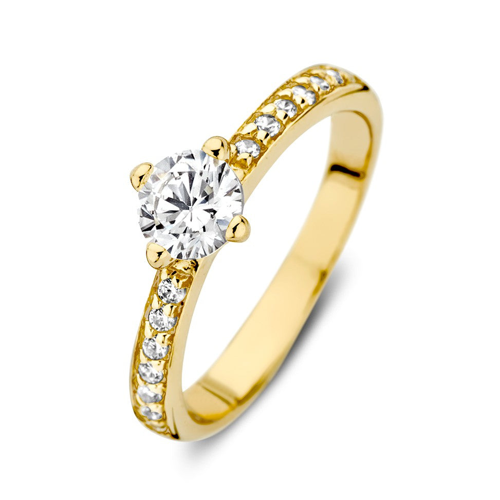 Bague en or jaune 14 carats avec un solitaire en zirconium et des zirconiums sur le côté.