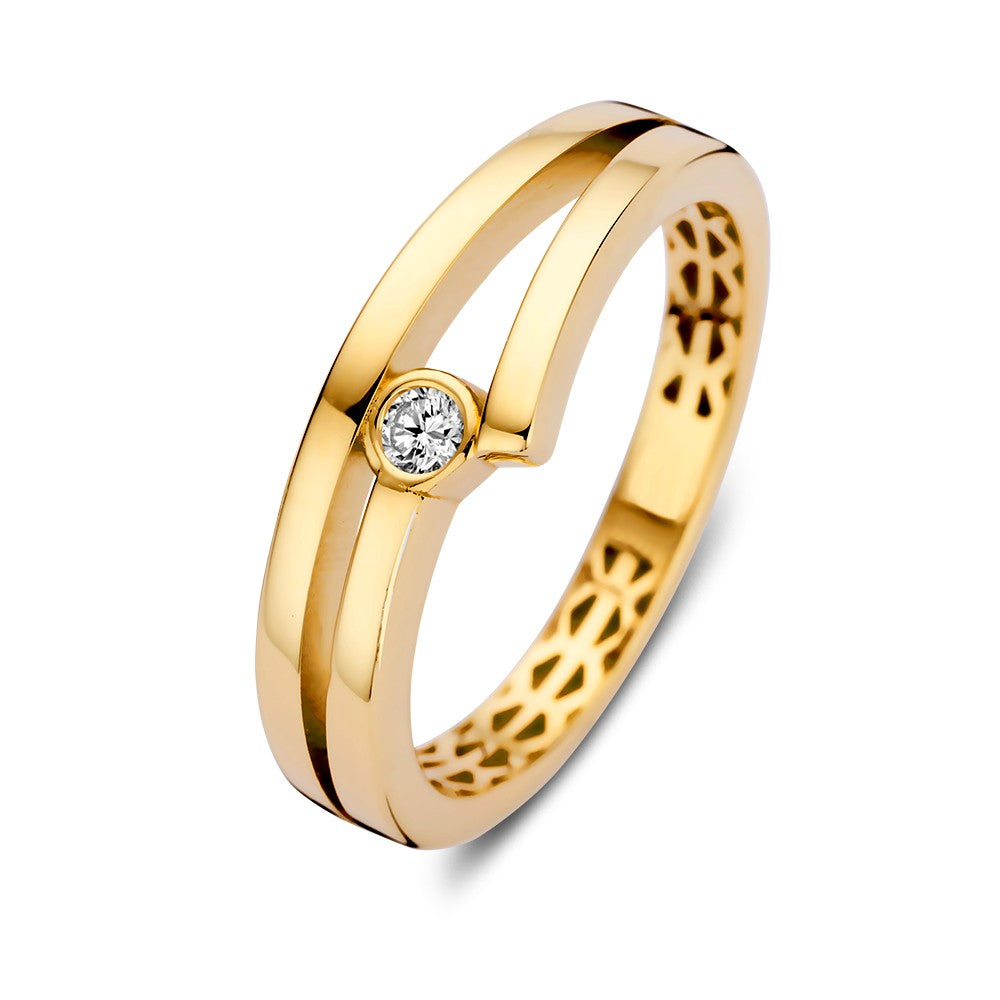 Bague en or jaune avec zirconia, design élégant et intemporel, finition lisse et détails ajourés.