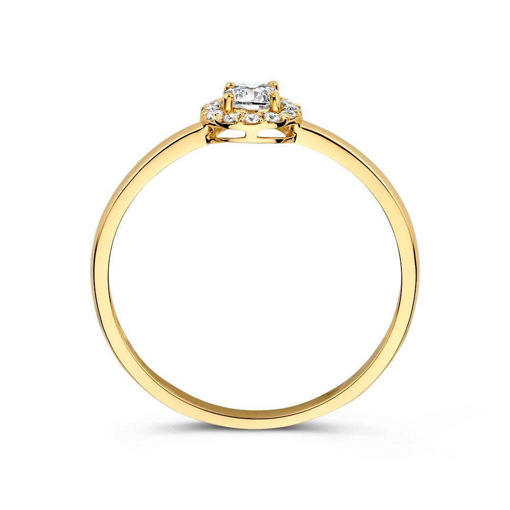 De Elegante Geelgouden Entourage Ring met Zirkonia's van Excellent Jewelry is een 14 karaat gouden ring met centrale rechthoekige zirkonia en twee ronde zirkonia's, fraai geaccentueerd door een verfijnde band en zettingdetails.