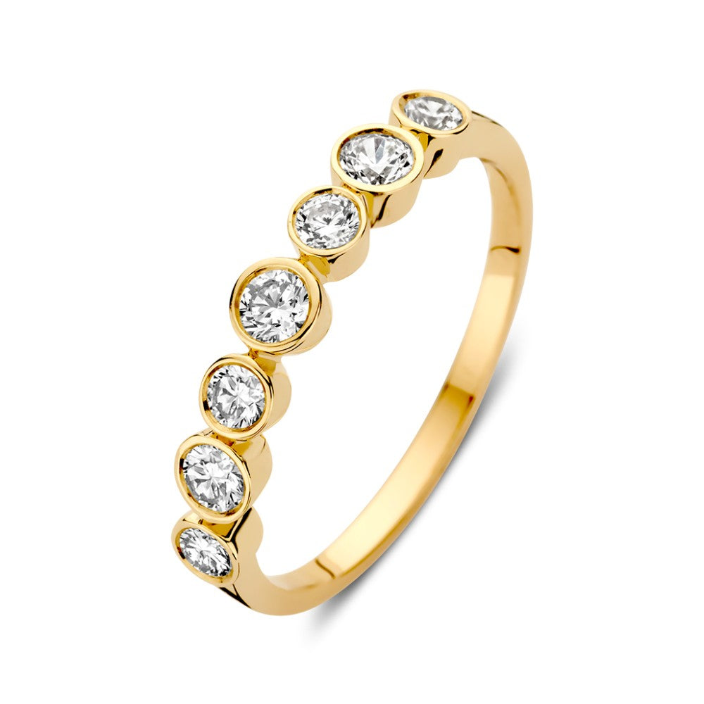 Bague en or jaune 14 carats ornée de zircons dans des sertissages ronds.
