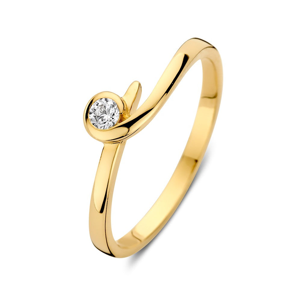 Bague en or jaune raffinée avec un zircon en sertissage délicat, offrant une élégance subtile.
