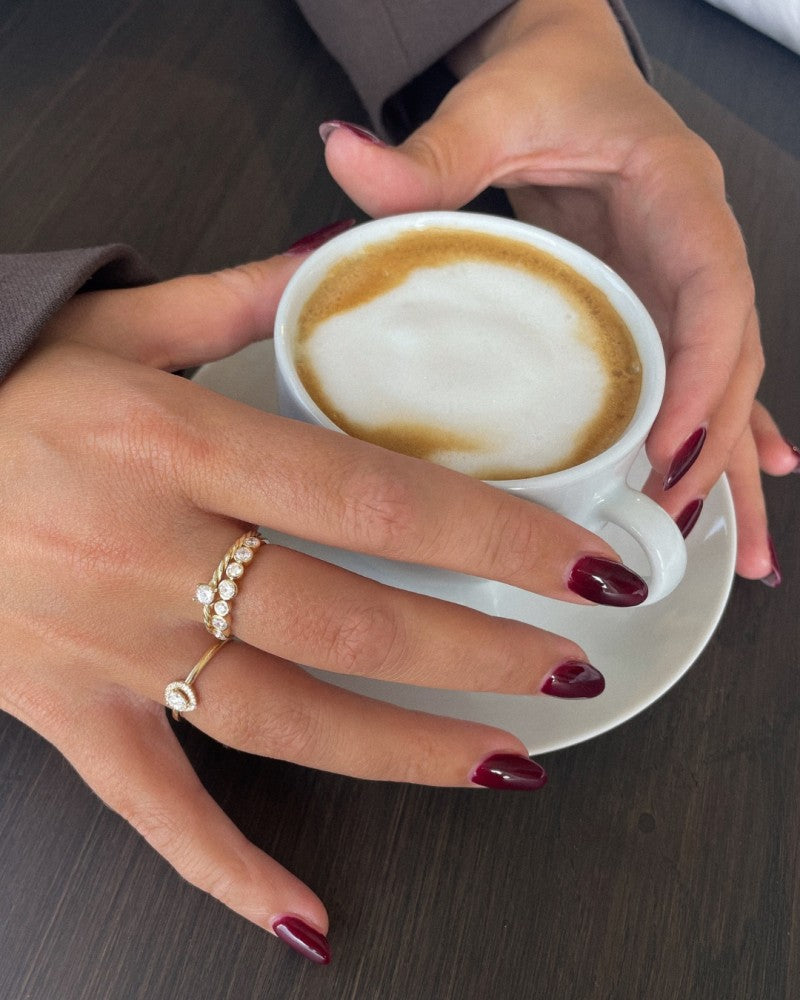 Bague solitaire en or avec bande torsadée et zircone – Élégance intemporelle