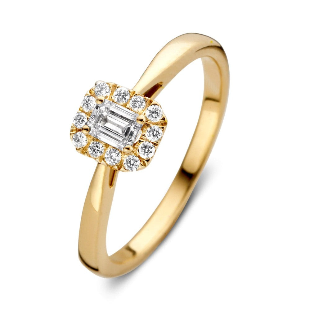 Bague en or jaune avec un centre en diamant rectangulaire et des diamants ronds autour.