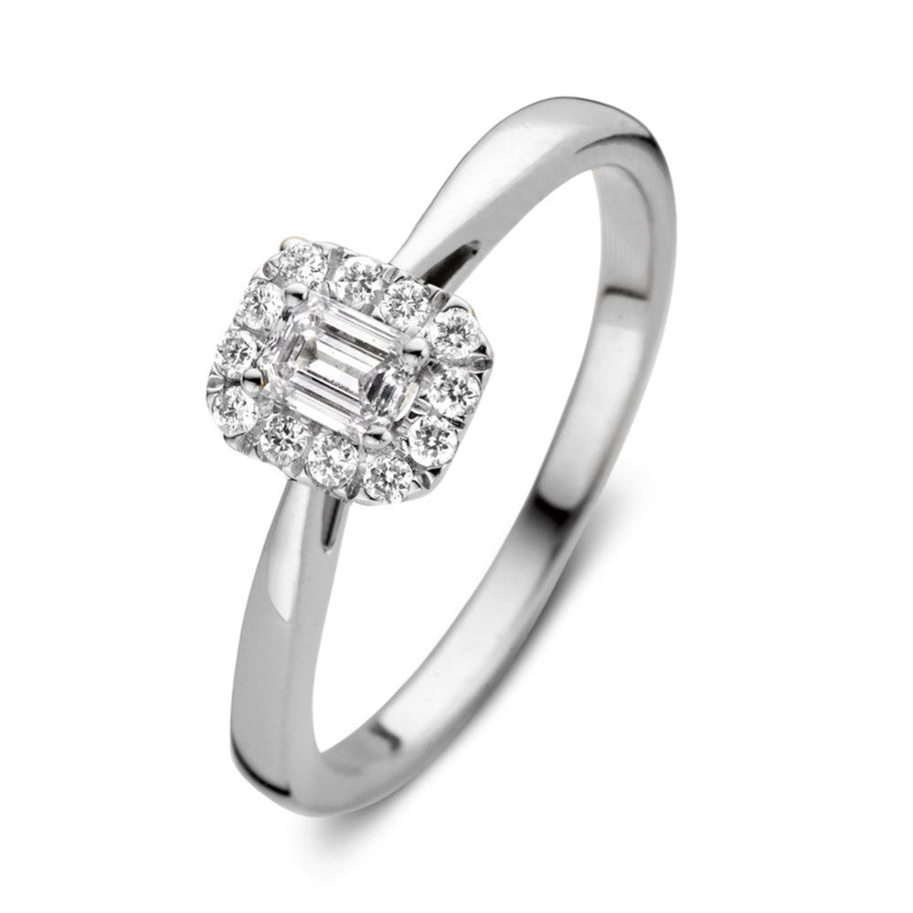 Bague en or blanc avec un pavé de diamants et un diamant central en forme de baguette.