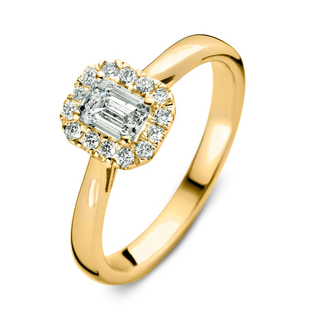 Bague en or jaune avec un diamant central rectangulaire et des diamants ronds en halo.