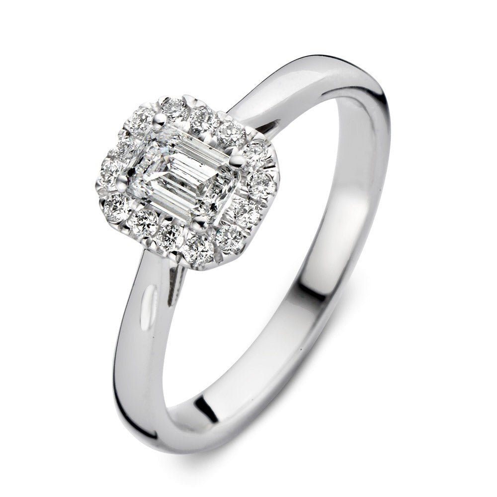 Bague en or blanc avec un pavé de diamants et un centre en forme de coussin.