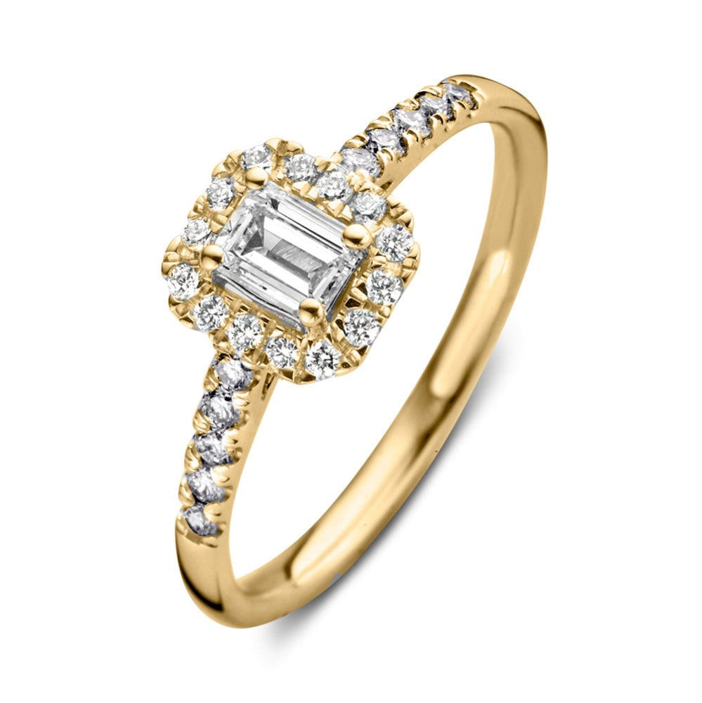 Bague en or jaune avec un diamant central en taille émeraude et un pavé de diamants.