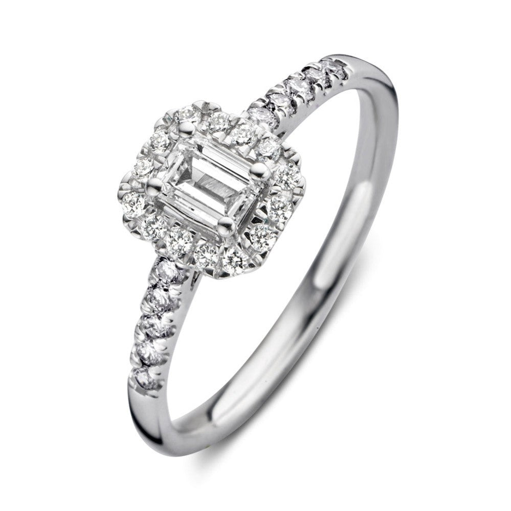 Bague en or blanc avec un diamant central en forme émeraude et des diamants entourants.