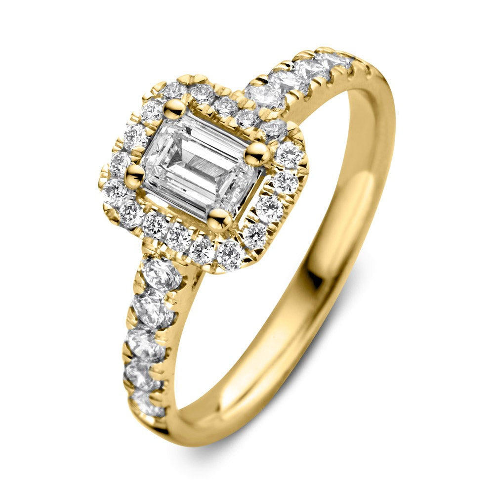 Bague en or jaune ornée d'un diamant central en taille émeraude, entourée de diamants brillants.