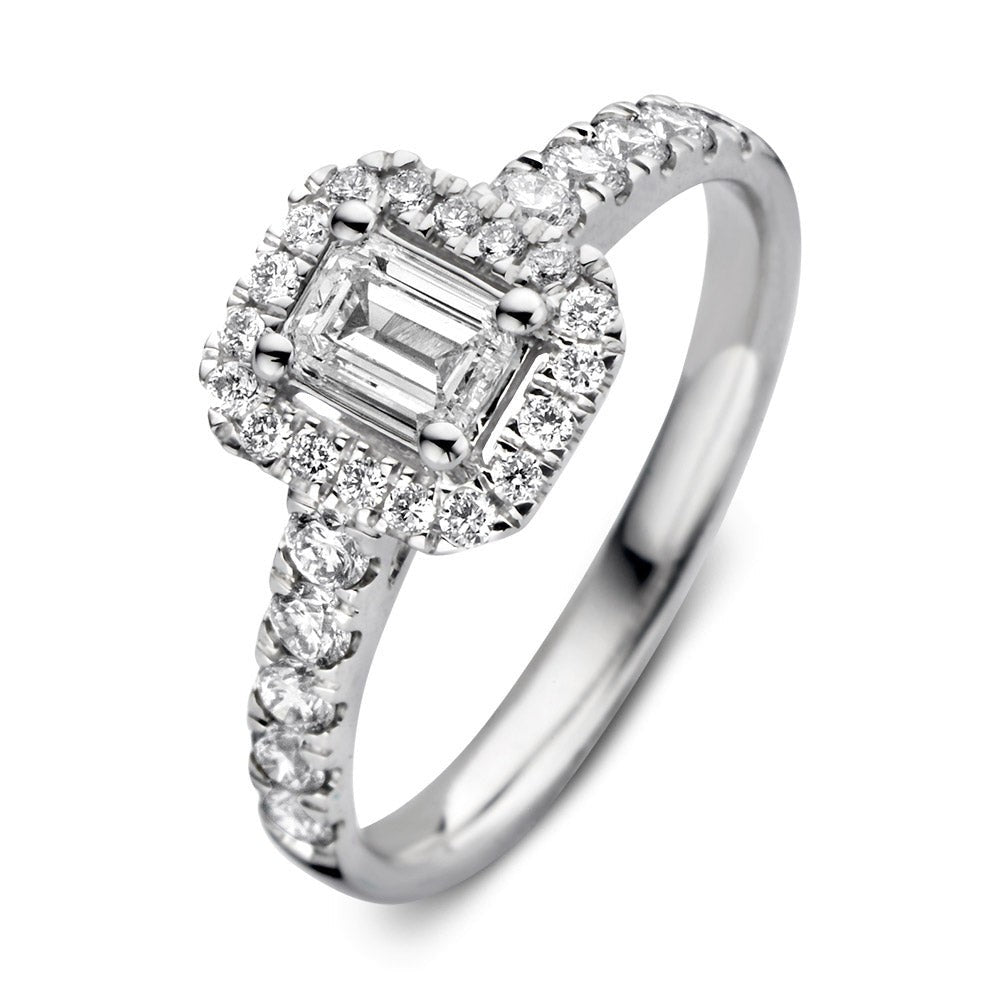 Bague en or blanc avec un diamant central en forme de rectangle et des diamants autour.