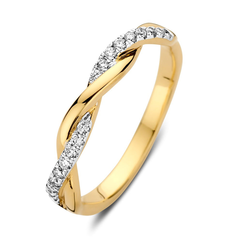 Bague en or jaune avec un design entrelacé et des diamants brillants.