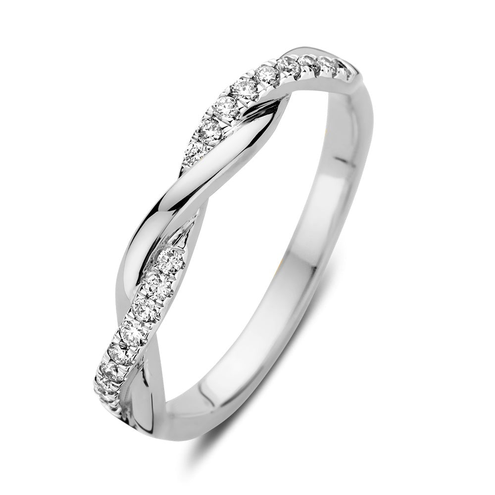 Bague en or blanc avec un design entrelacé et des diamants scintillants.