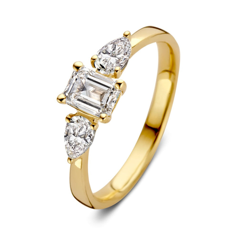Bague en or jaune avec trois diamants, dont un central en forme de rectangle et deux en forme de poire.