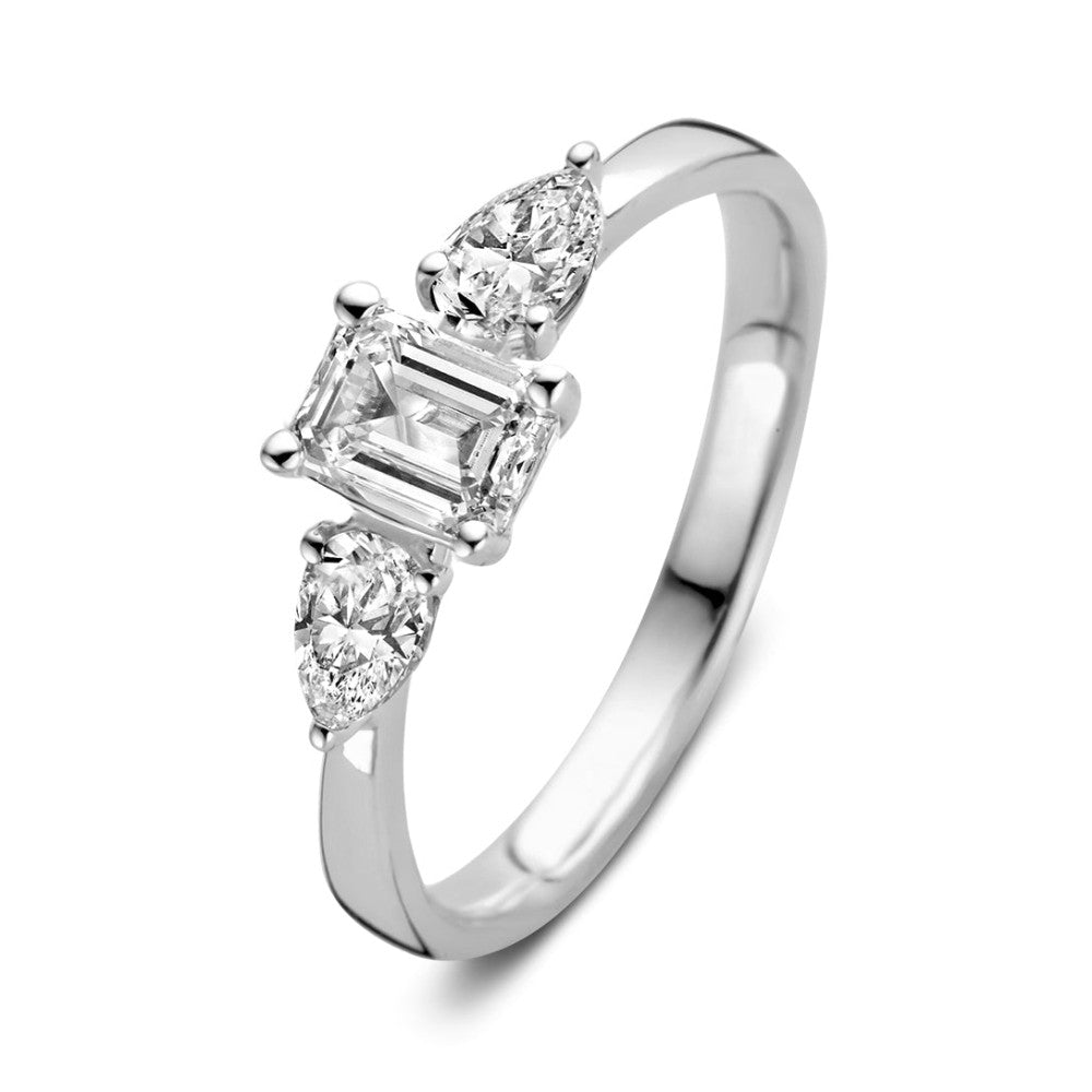 Bague en or blanc avec un diamant central en forme de rectangle et deux diamants en forme de poire.