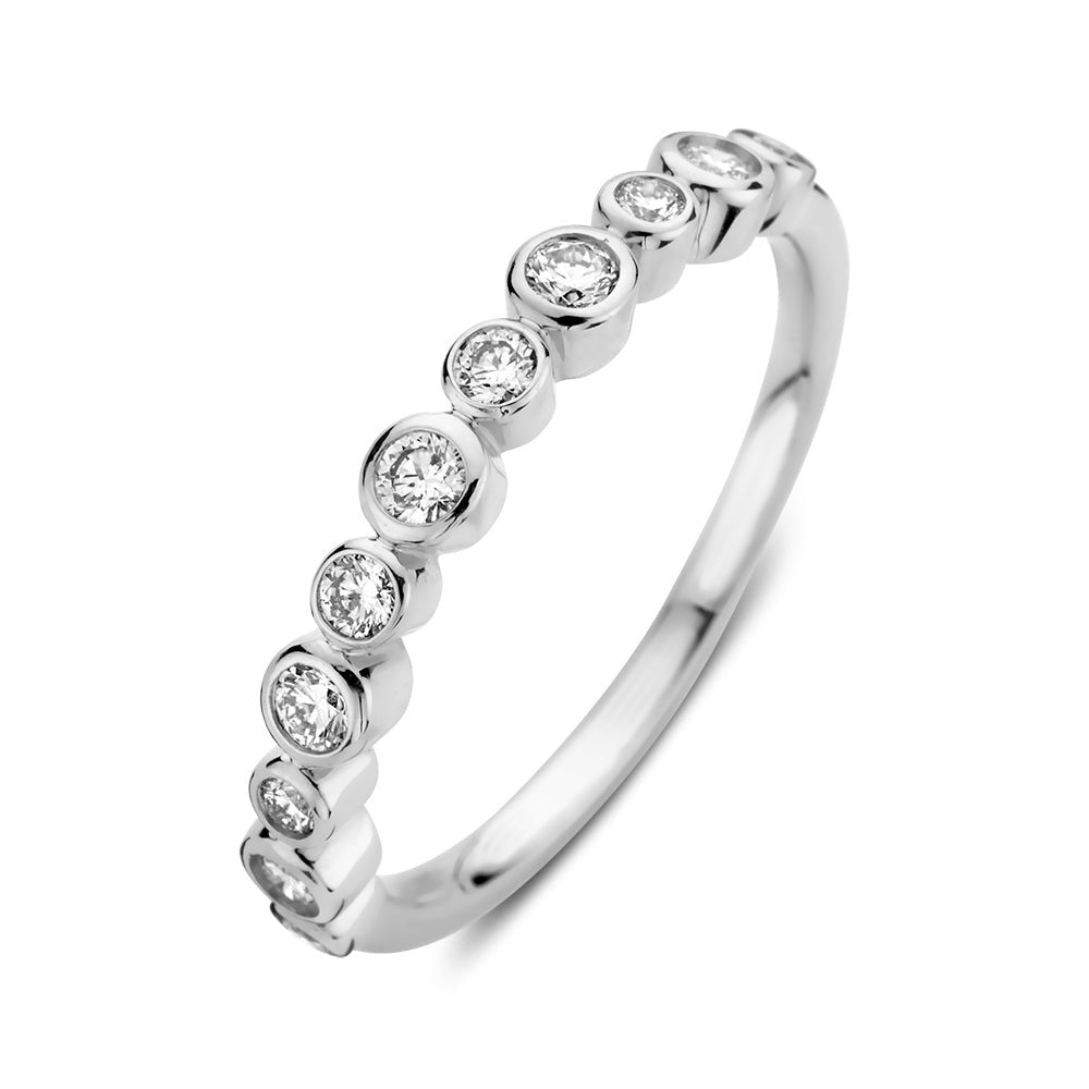 Bague en or blanc avec des diamants ronds de 0,31 carat, disposés en alternance.