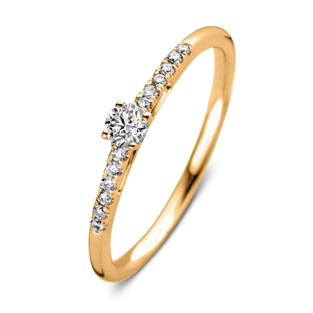 Bague en or jaune avec un diamant central et des petites pierres brillantes sur les côtés.