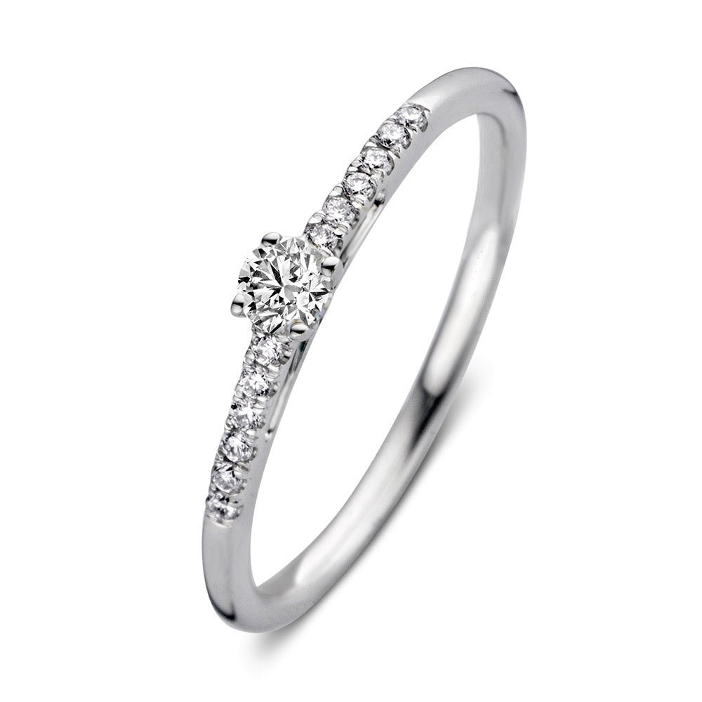 Bague en or blanc avec un diamant central et des diamants sur le côté.