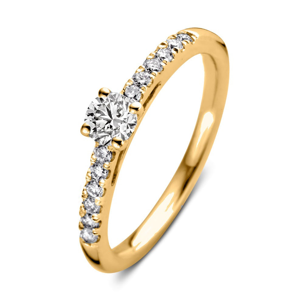 Bague en or jaune avec un diamant central de 0,50 carat et des zircons sur le côté.