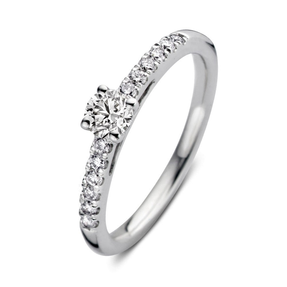 Bague en or blanc avec un diamant central et des diamants sur les côtés.