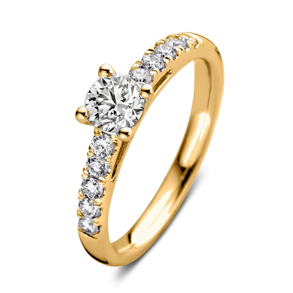 Bague en or jaune avec un diamant central de 0,80 carat et des diamants latéraux.
