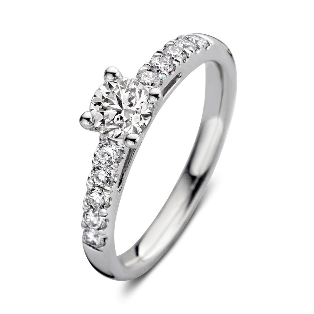 Bague en or blanc avec un diamant central et des diamants latéraux.