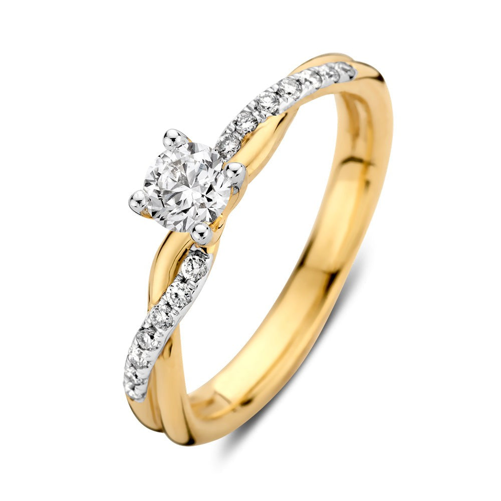 Bague en or jaune avec un diamant central de 0,41 carat et des diamants latéraux.