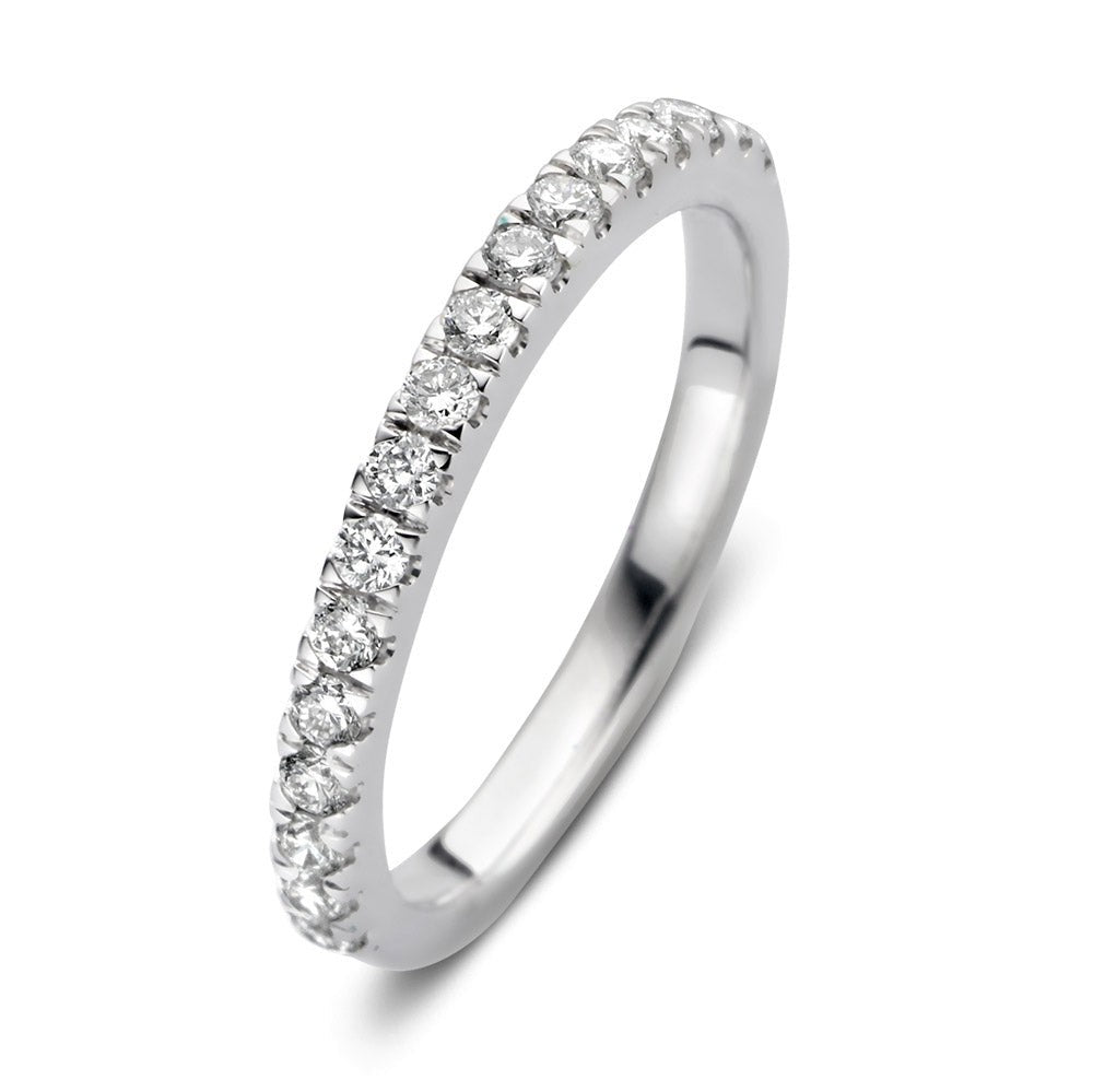 Bague en or blanc avec des diamants brillants de 0,30 ct, finition lisse.