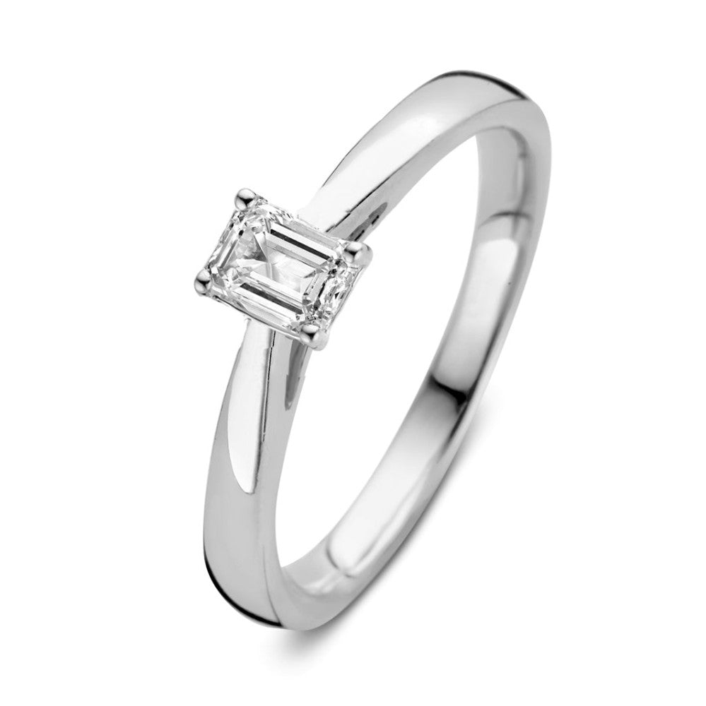 Bague en or blanc avec un diamant taille émeraude de 0,30 carat.