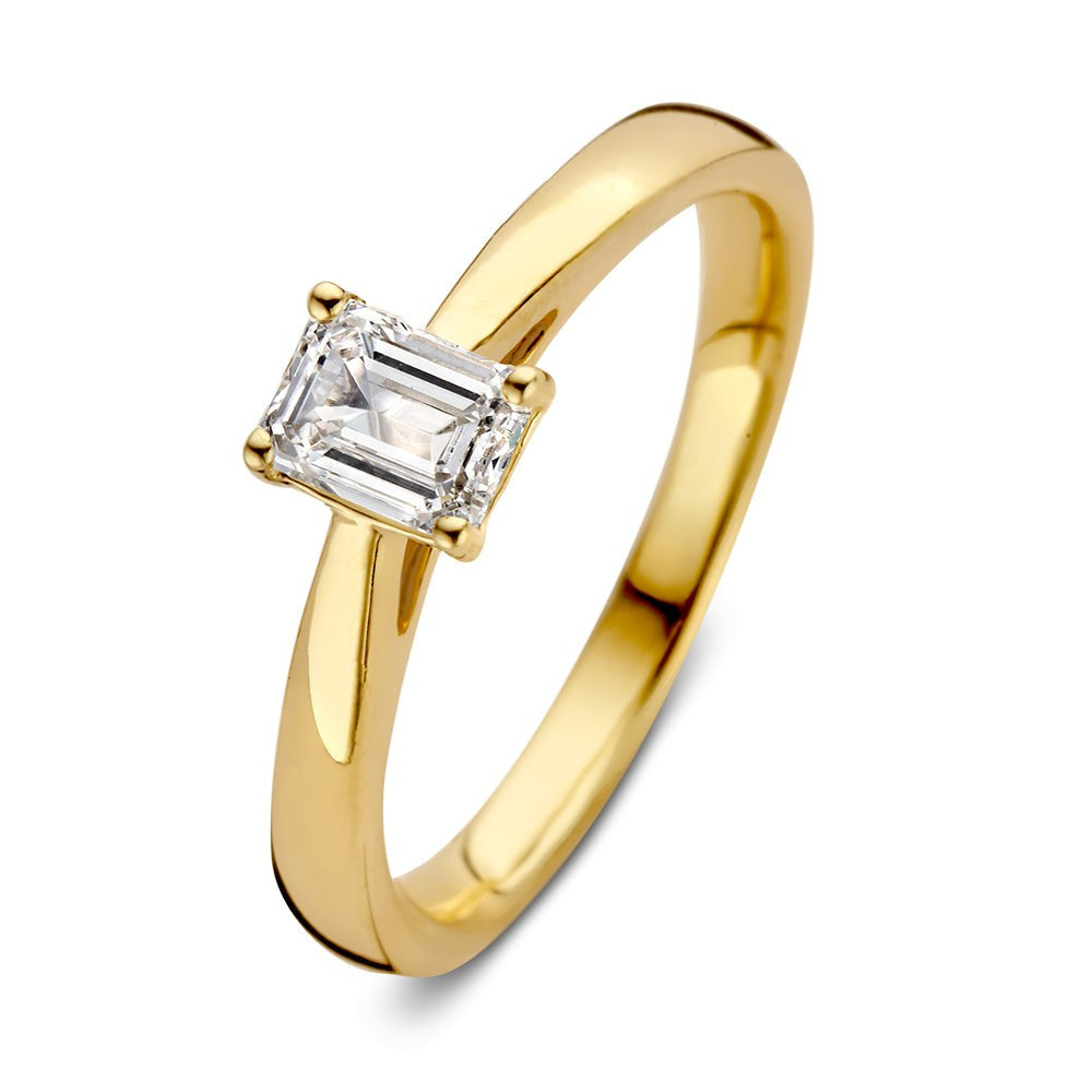 Bague en or jaune avec un diamant taille émeraude de 0,50 ct.
