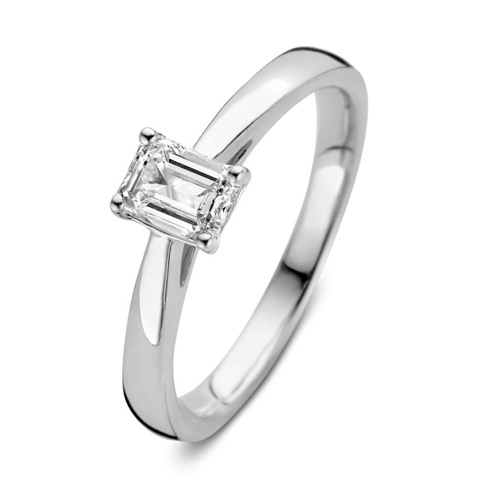 Bague en or blanc avec un diamant taille émeraude de 0,50 carat.