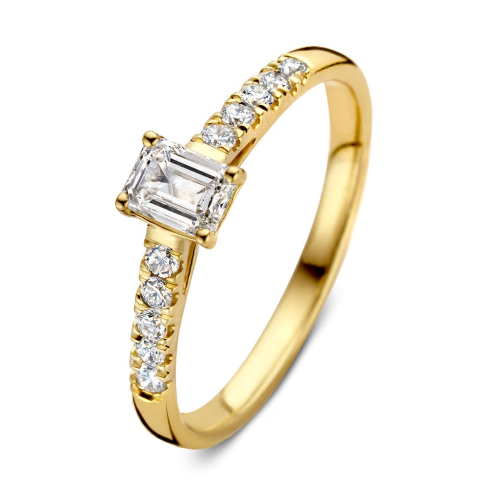 Bague en or jaune avec un diamant central rectangulaire et des diamants sur les côtés.