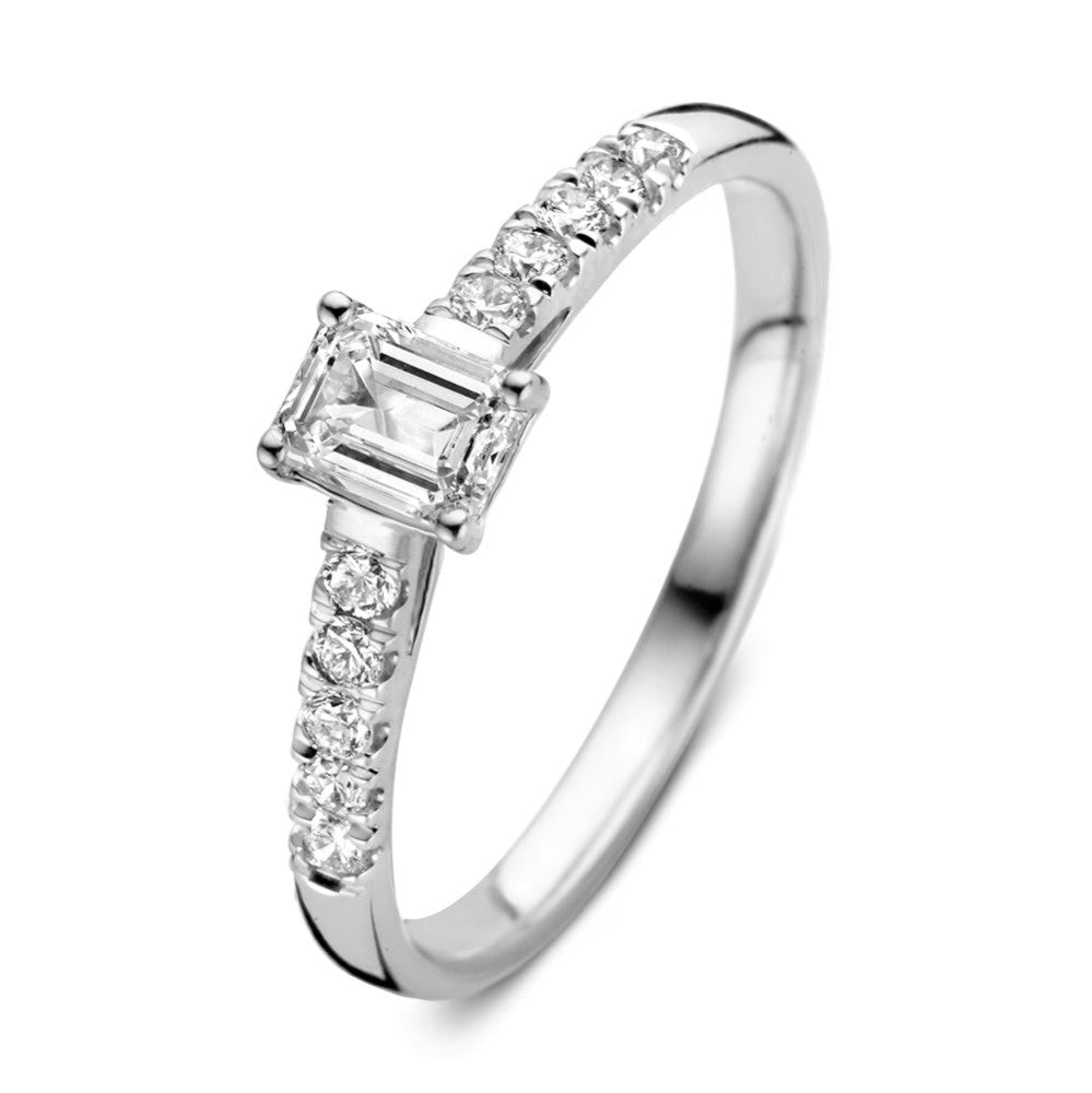 Bague en or blanc avec un diamant central rectangulaire et des diamants sur le band.