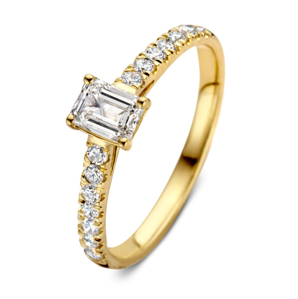 Bague en or jaune avec un diamant central de forme émeraude et des diamants sur le contour.