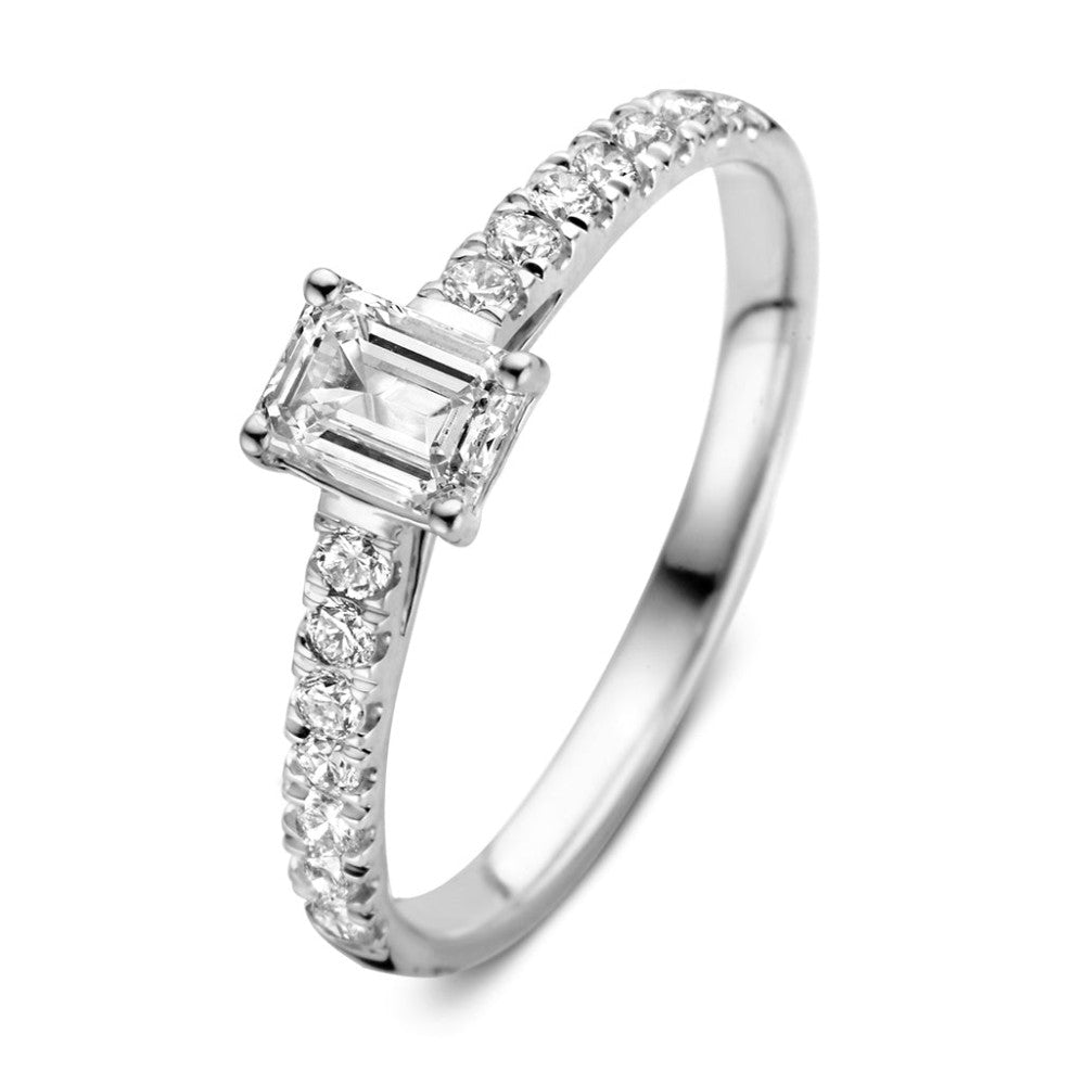 Bague en or blanc avec un diamant central de forme rectangulaire et des diamants sur la bande.