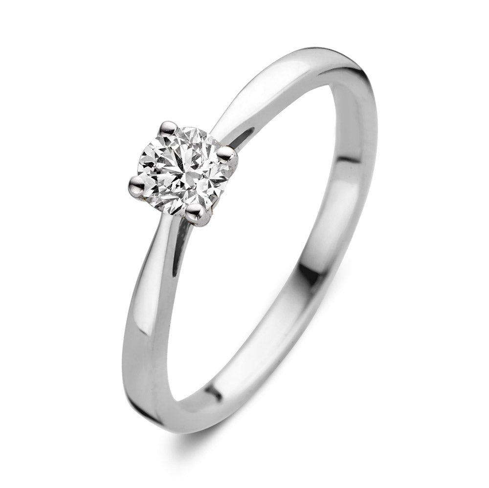 Bague en or blanc avec un diamant de 0,30 carat, design simple et élégant.
