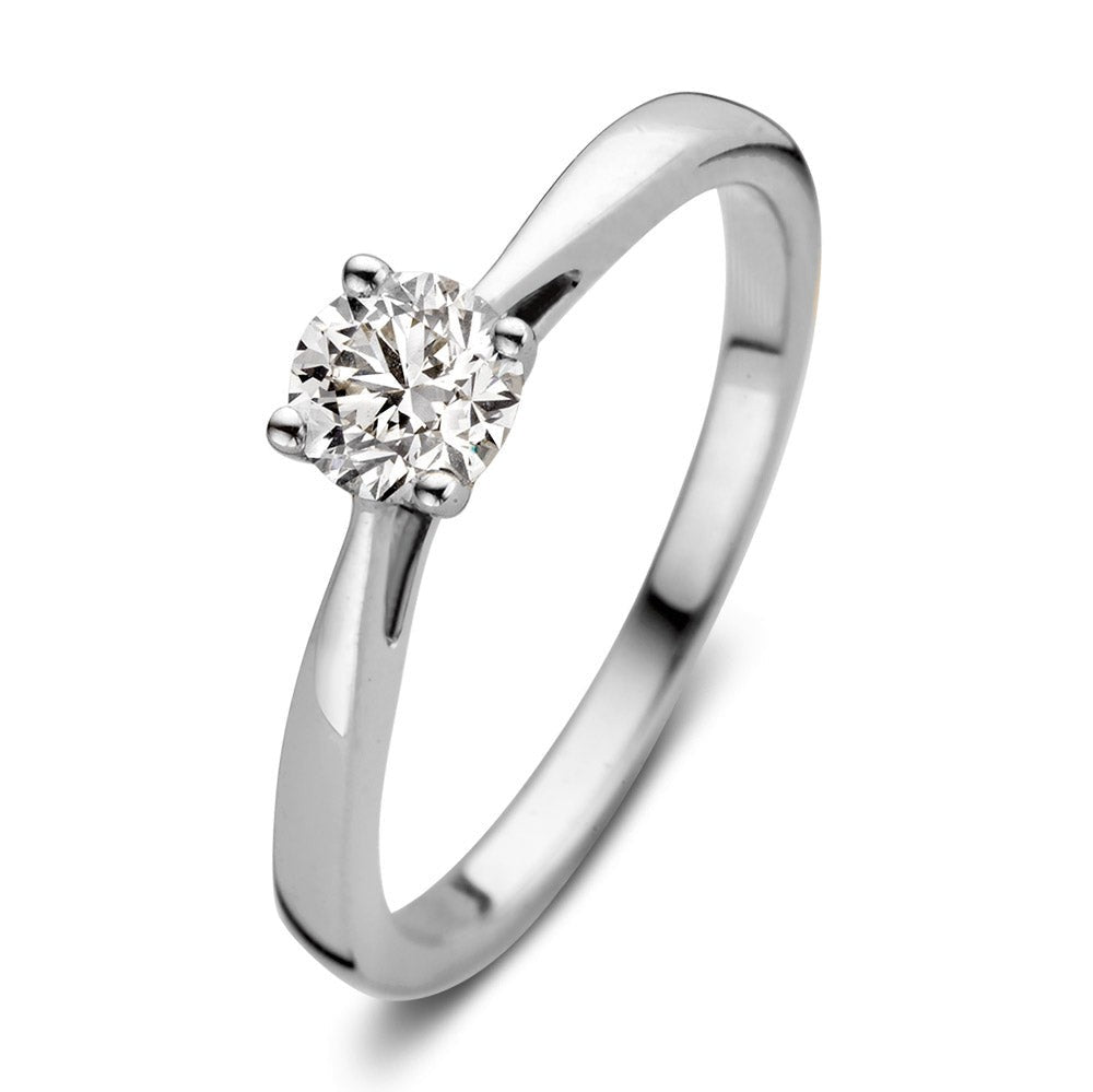 Bague en or blanc avec un diamant rond de 0,50 carat.