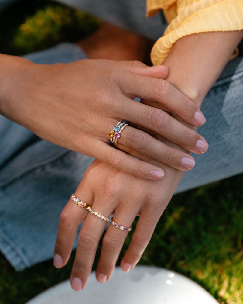 Bague en or jaune 18kt avec trois diamants et deux saphirs roses taillés en marquise