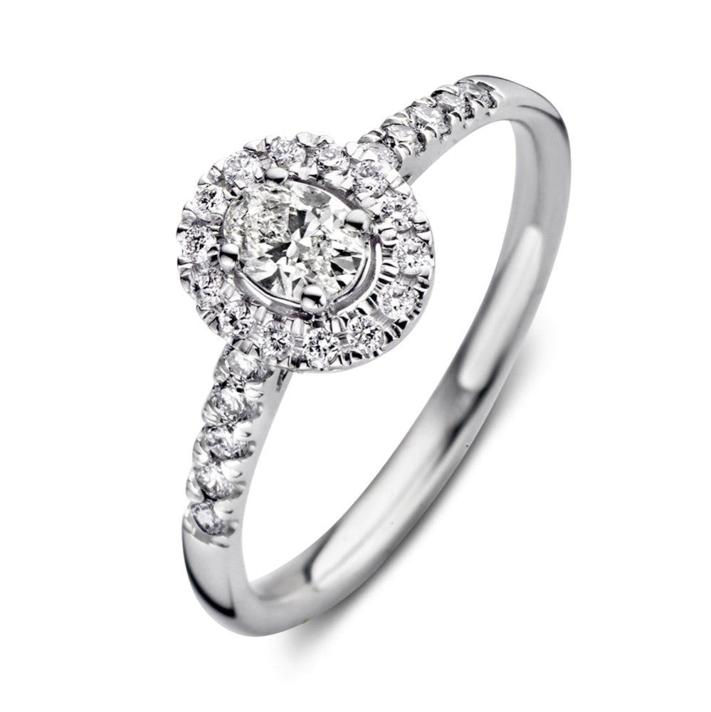 Bague en or blanc avec un diamant central en forme de poire, entouré de petits diamants.