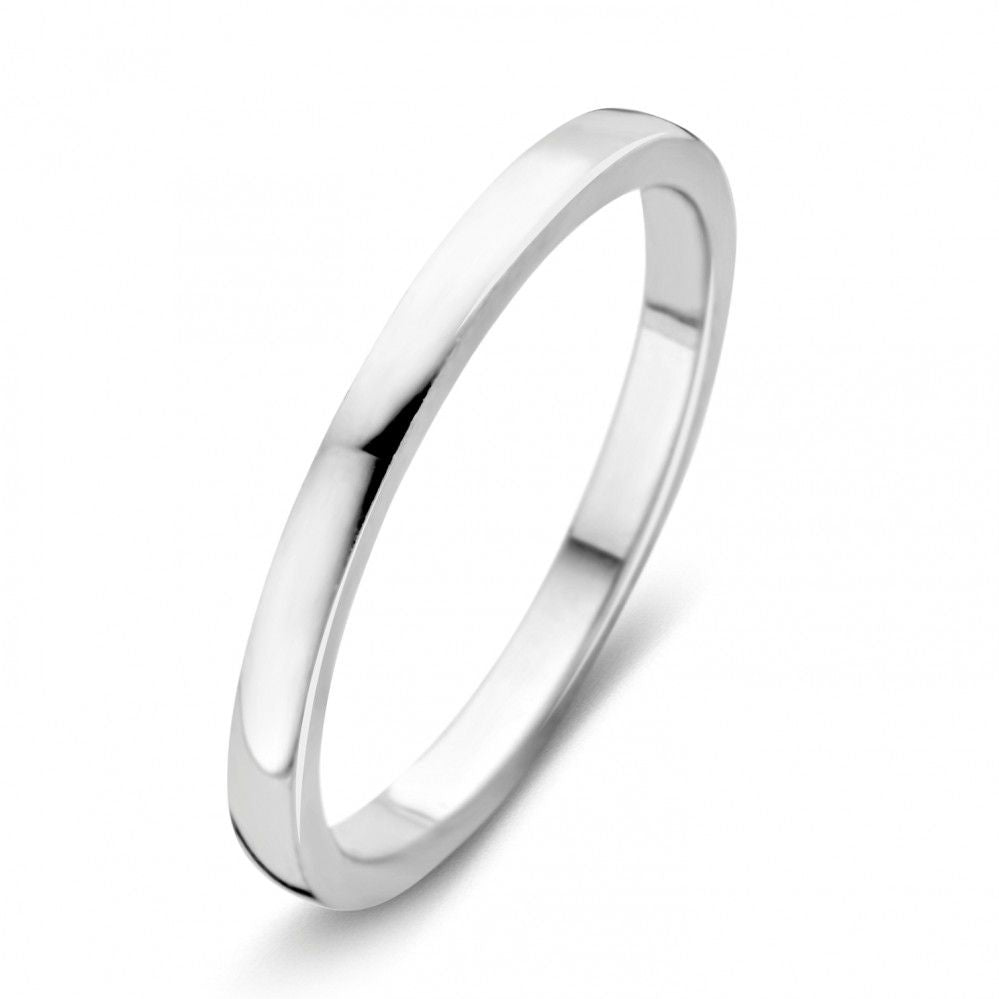 Bague en or blanc élégante, au design épuré et intemporel.