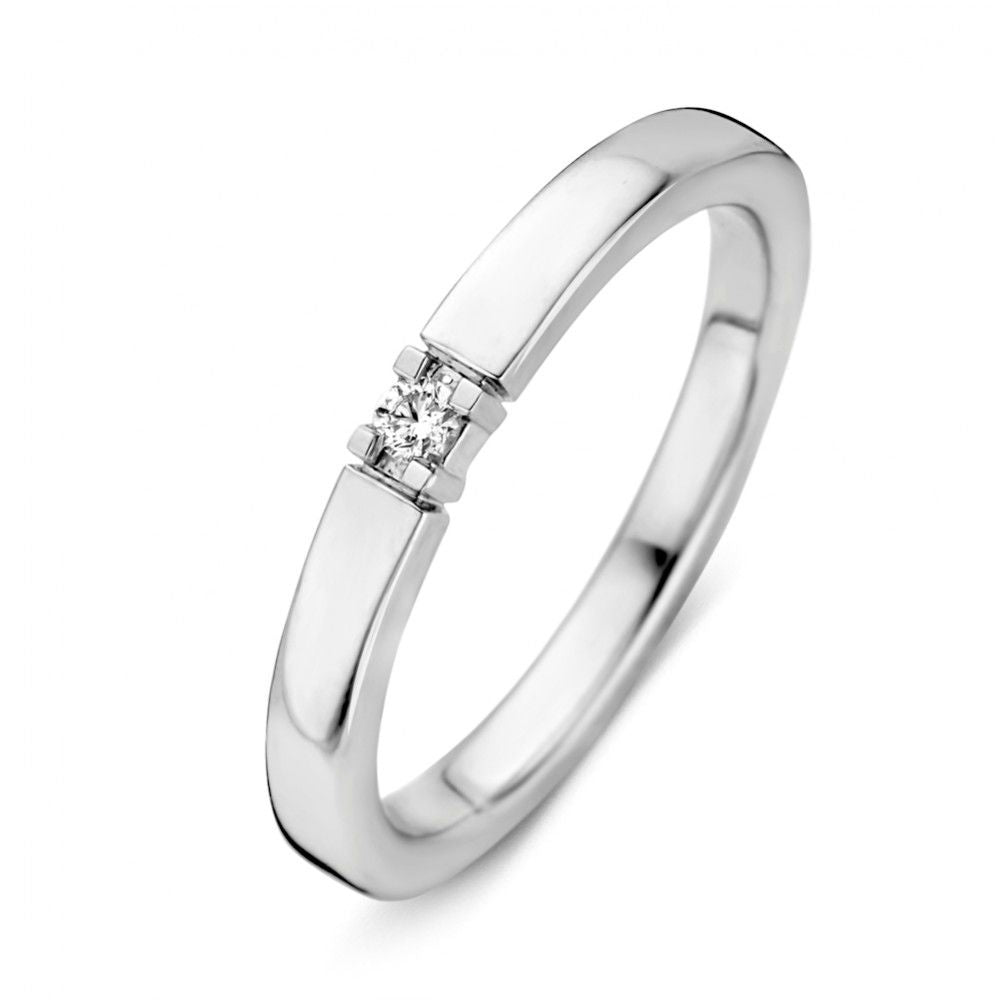 Bague en or blanc 14 carats avec un diamant de 0,05 carat au centre.
