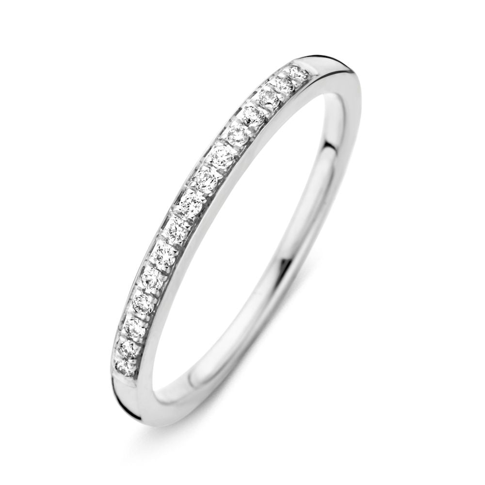 Bague en or blanc ornée de diamants, design fin et élégant, sertie de pierres brillantes.