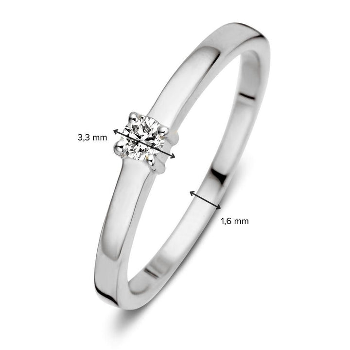 De Elegante 14 Karaat Witgouden Ring met 0,09 Caraat Briljant van Excellent Jewelry heeft een centrale briljant van 3,3 mm en een bandbreedte van 1,6 mm, beide gemeten zoals aangegeven op de afbeelding.