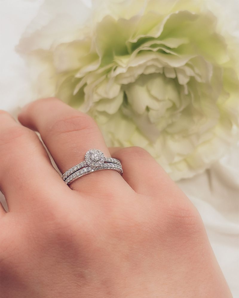 Bague en or blanc 14 carats avec diamant de 0,14 carat en sertissage chaton