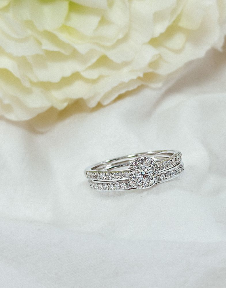 Bague en or blanc 14 carats avec diamant de 0,14 carat en sertissage chaton