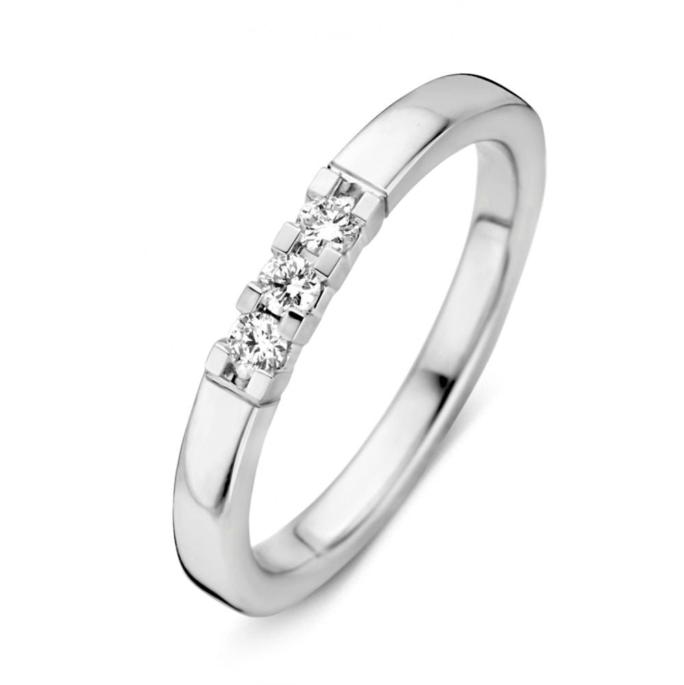Bague alliance en or blanc 14 carats avec trois diamants brillants de 0,15 carat.