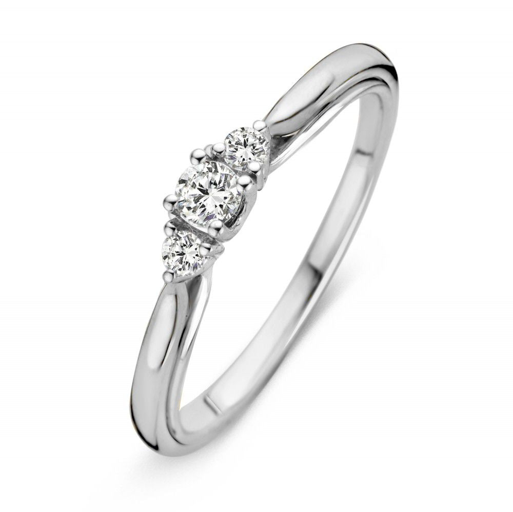 Bague en or blanc 14 carats avec trois diamants de 0,19 carat.