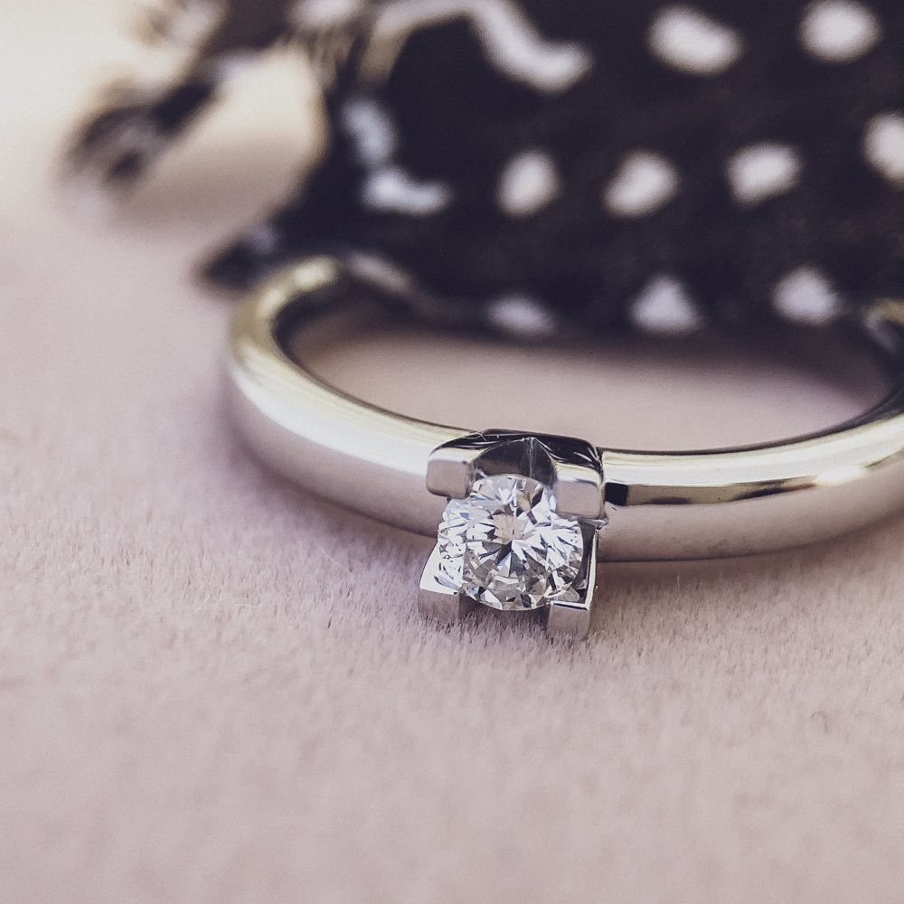 Bague en or blanc 14 carats avec diamant brillant de 0,19 carat et style moderne