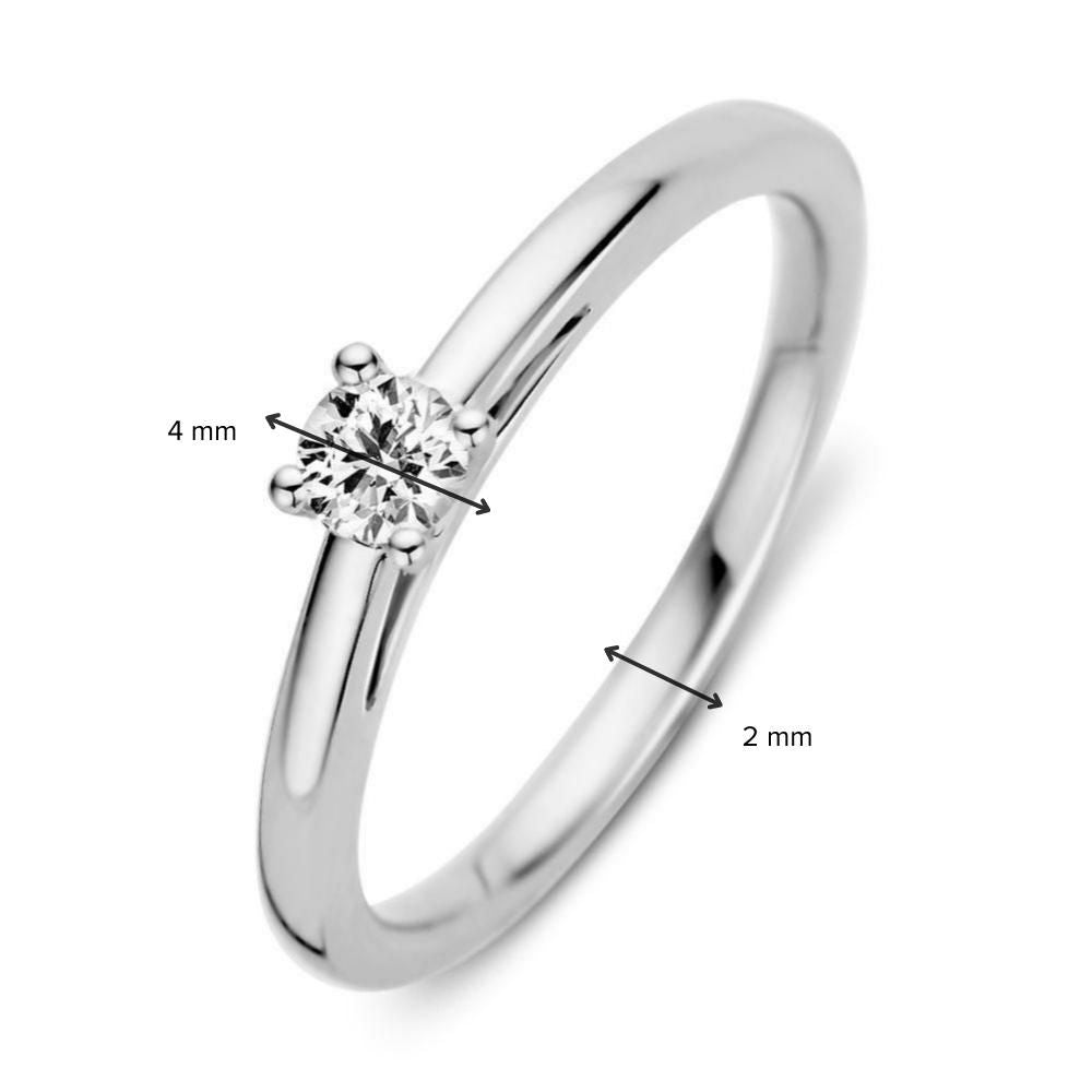 De Witgouden Solitair Ring met Briljant Diamant van 0,19 Caraat van Excellent Jewelry heeft een briljant geslepen diamant (4 mm gezet) en een slanke 2 mm band, ideaal te combineren voor een moderne stacking-look.